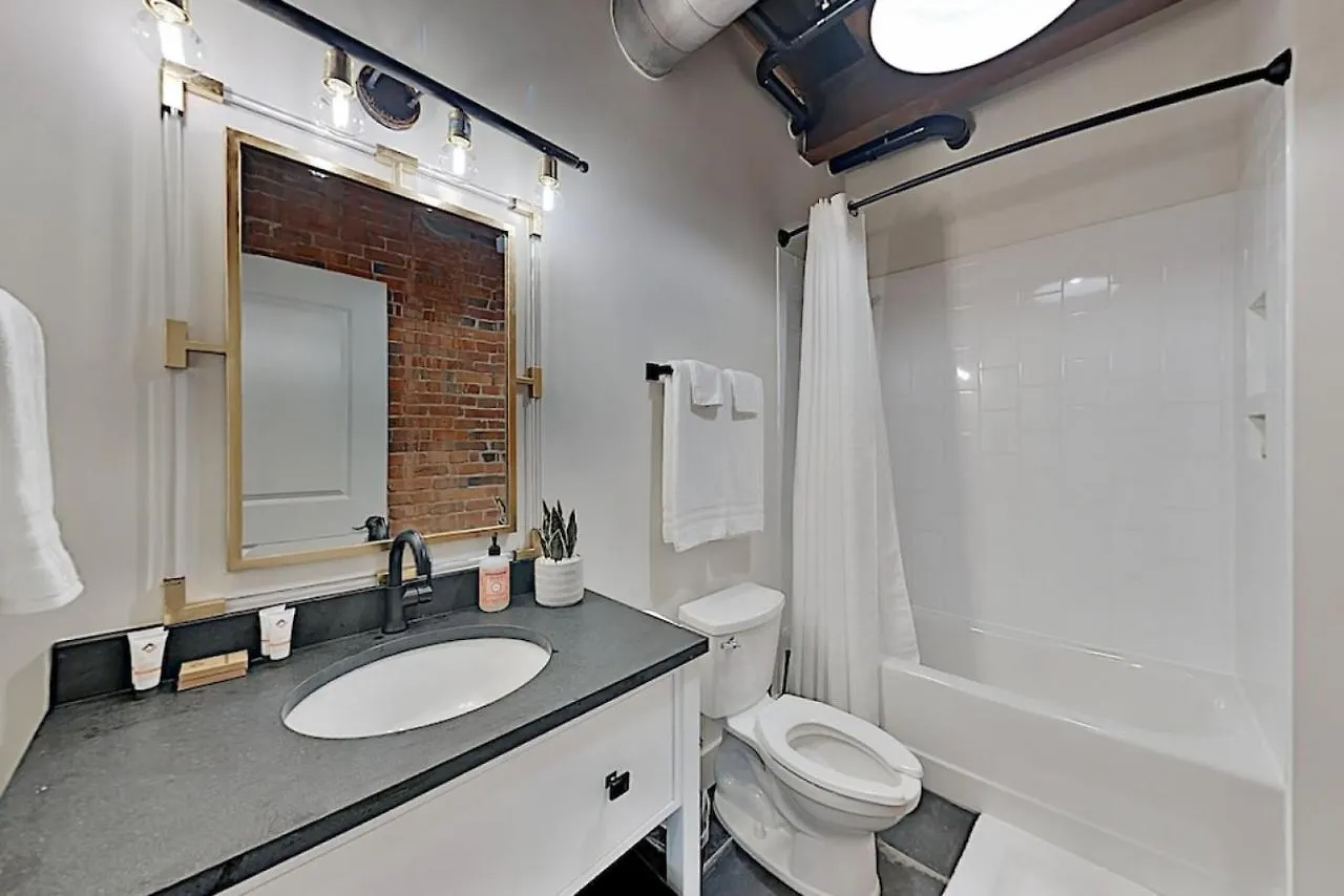 Hébergement de vacances Villa One-Of-A-Kind! Roll Up Garage Door-Pool, Speakeasy à Nashville