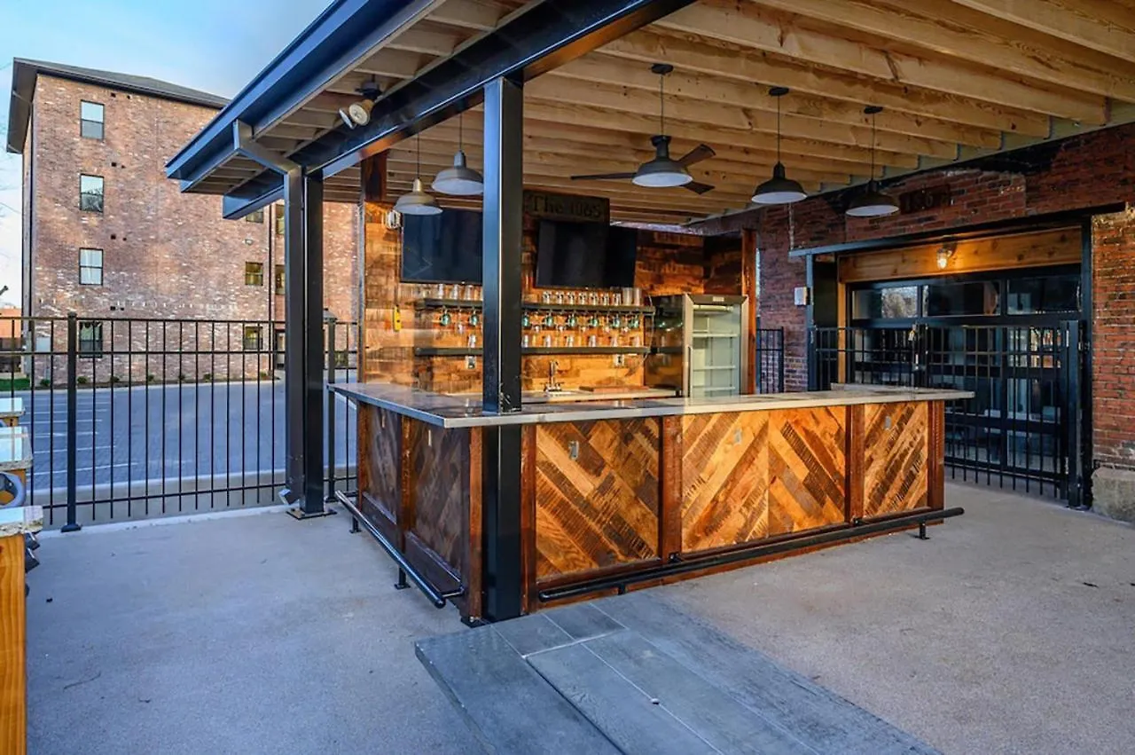Hébergement de vacances Villa One-Of-A-Kind! Roll Up Garage Door-Pool, Speakeasy à Nashville